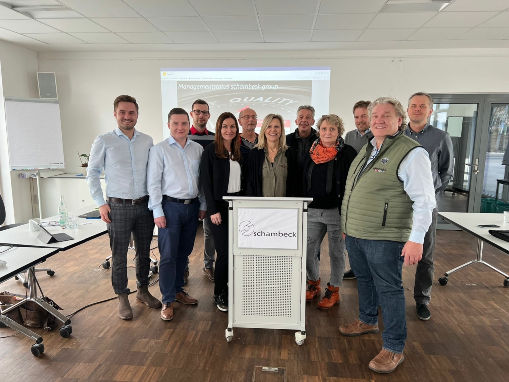 Gruppenbild mit allen Fürhungskräften der schambeck group von der Führungskreisklausur 2022